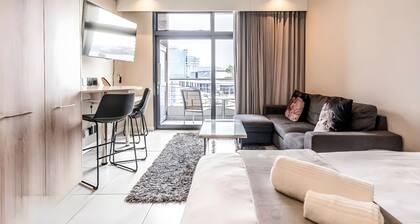 Luxury Stay in the Heart of Menlyn Maine 813 Safe, Central, and Sophisticated