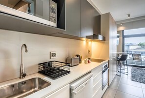 Microwave, oven, stovetop - Luxury Stay in the Heart of Menlyn Maine 813 Safe, Central, and Sophisticated (Pretoria)