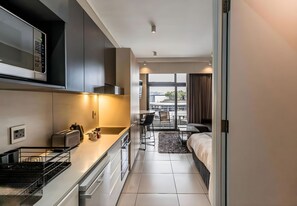 Microwave, oven, stovetop - Luxury Stay in the Heart of Menlyn Maine 813 Safe, Central, and Sophisticated (Pretoria)