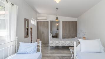 4 bedrooms, iron/ironing board, WiFi