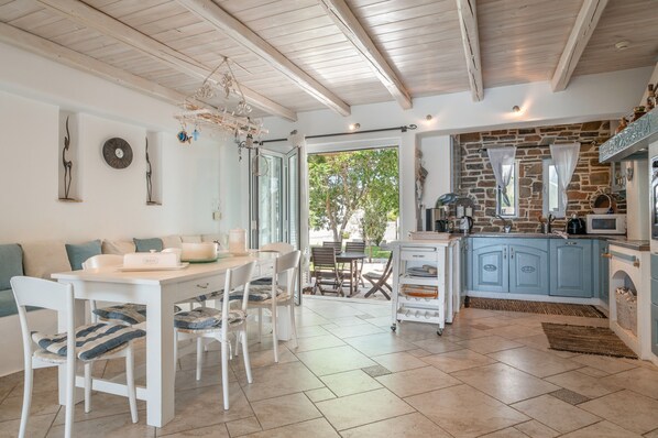 Dining - Holiday Home 'Mykonos' with Sea View, Wi-Fi and Air Conditioning (Άγιοι Θεόδωροι)