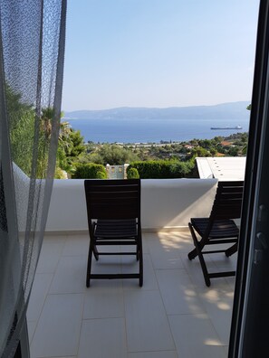 Interior - Holiday Home 'Mykonos' with Sea View, Wi-Fi and Air Conditioning (Άγιοι Θεόδωροι)