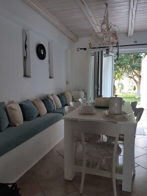 Dining - Holiday Home 'Mykonos' with Sea View, Wi-Fi and Air Conditioning (Άγιοι Θεόδωροι)