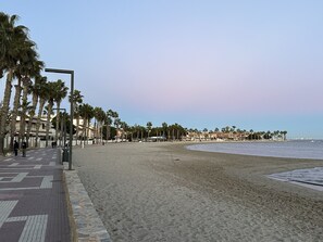 På stranden