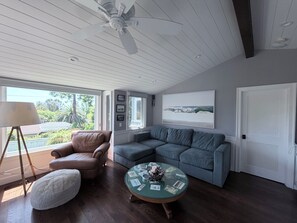 Living area - Spacious 3-bedroom house in Laguna Beach in Woods Cove area (Laguna Beach)