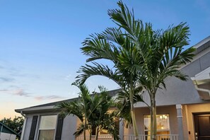A modern building with a balcony, palm trees, and a clear sky. - NEW Luxury Build + Private Saltwater Pool & Spa (Venice)
