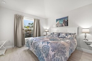 Desk, iron/ironing board, free WiFi, bed sheets - NEW Luxury Build w/ Massage Chair & Saltwater Pool (Venice)