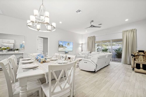 NEW Luxury Build w/ Massage Chair & Saltwater Pool