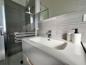 Shower, hair dryer, bidet, towels - Schiappacasse 11 - One Bedroom Apartment, Sleeps 3 (Rapallo)