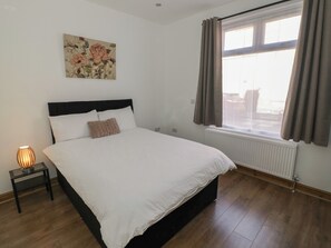 4 bedrooms, individually decorated, individually furnished, free WiFi - JMG House (West Bromwich)