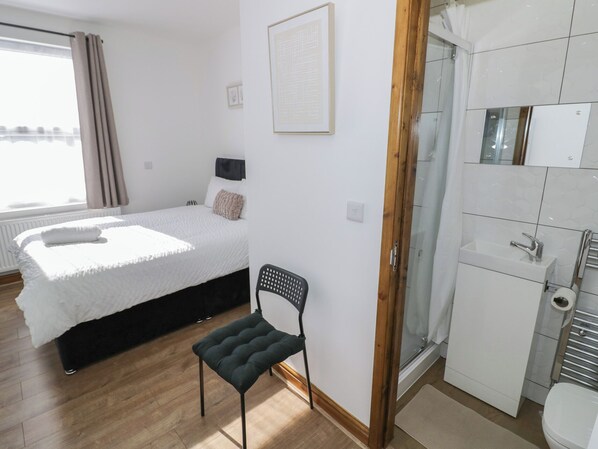 4 bedrooms, individually decorated, individually furnished, free WiFi