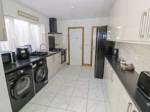 Cookware/dishes/utensils - JMG House (West Bromwich)