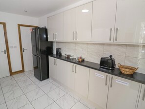 Cookware/dishes/utensils
