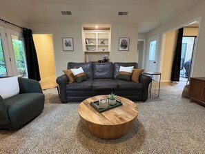 Living area - Abilene Urban Oasis-Modern/Sleeps 8/Games/Walk to ACU/Gorgeous Backyard (Abilene)