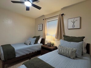 2 habitaciones, escritorio y tabla de planchar con plancha 