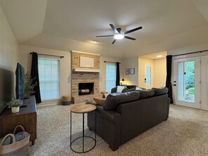 Living area - Abilene Urban Oasis-Modern/Sleeps 8/Games/Walk to ACU/Gorgeous Backyard (Abilene)