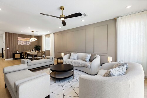 Las Vegas Luxe Retreat, Game Loft, Putting Green, Sleeps 12