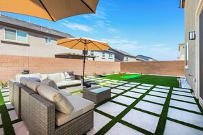 Terrace/patio - Las Vegas Luxe Retreat, Game Loft, Putting Green, Sleeps 12 (Enterprise)
