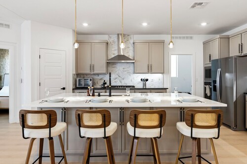 Las Vegas Luxe Retreat, Game Loft, Putting Green, Sleeps 12