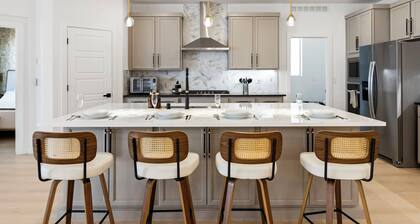 Las Vegas Luxe Retreat, Game Loft, Putting Green, Sleeps 12