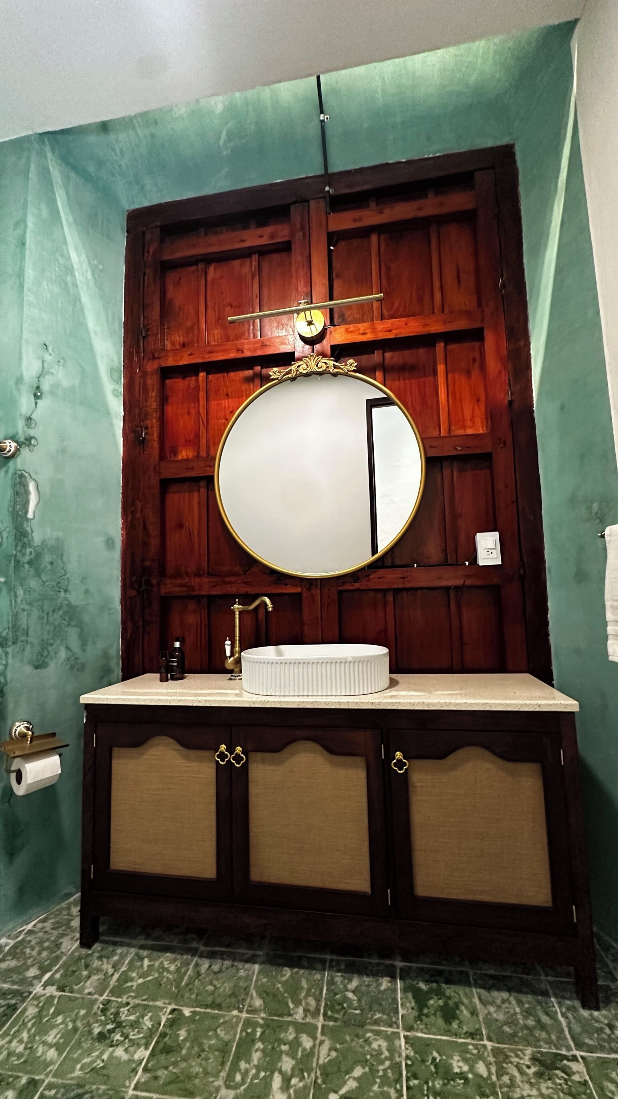 Een douche, handdoeken, zeep, toiletpapier