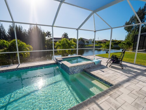 Villa Sunrise Breeze: Spacious Waterfront Retreat with Heated Pool