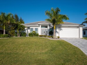 Exterior - Villa Sunrise Breeze: Spacious Waterfront Retreat with Heated Pool (Cape Coral)