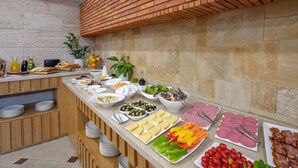 Un buffet proposant une variété de plats et d’accompagnements.