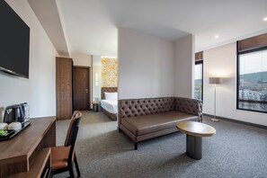 Deluxe Suite | Minibar, in-room safe, desk, laptop workspace - Highgarden Hotel (Tbilisi)