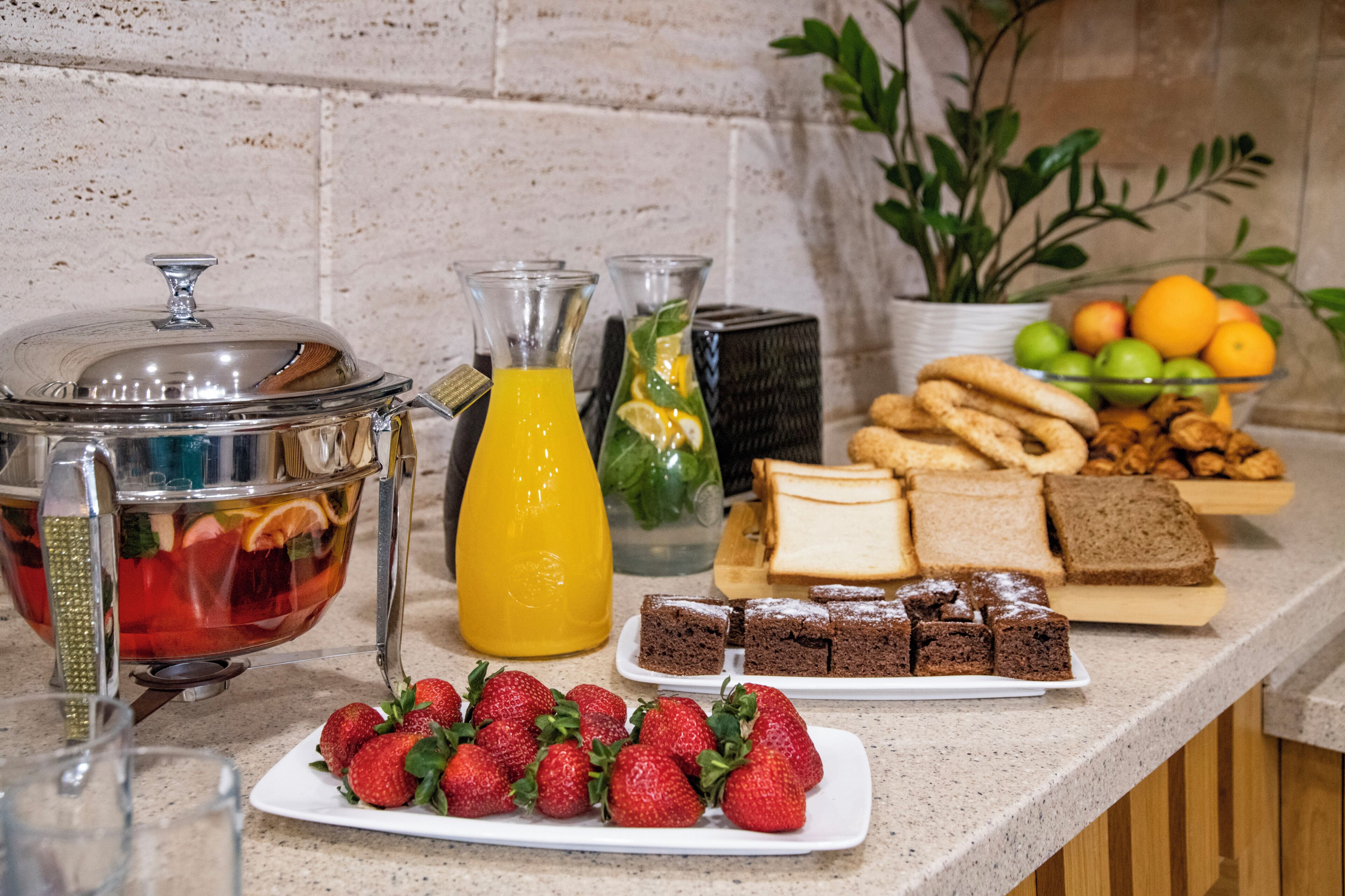 Een ontbijtbuffet met diverse gerechten en drankjes.