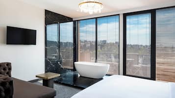 Executive Suite | Minibar, in-room safe, desk, laptop workspace