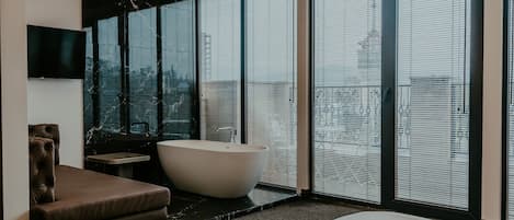 Executive Suite | Minibar, in-room safe, desk, laptop workspace
