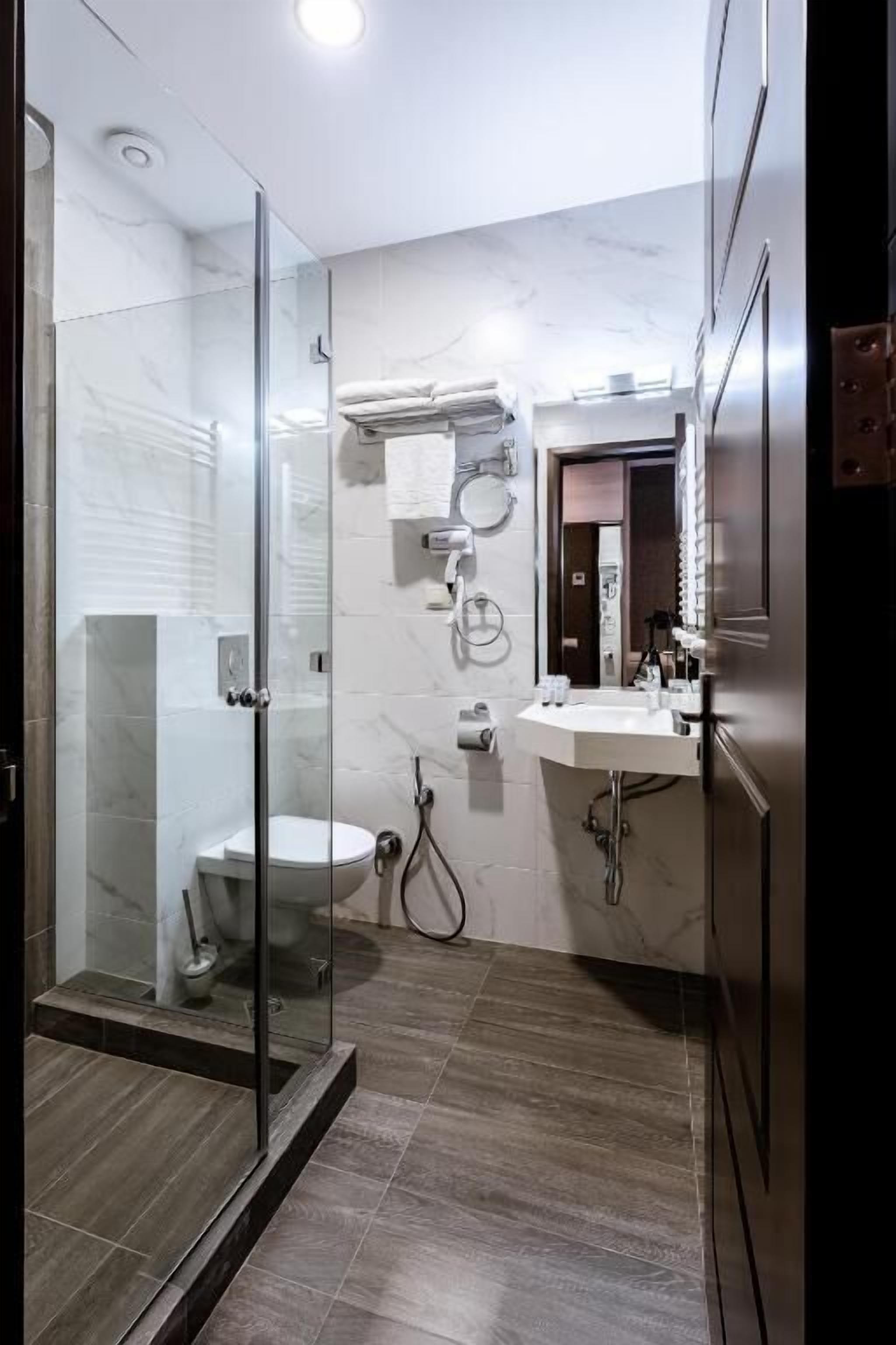 Standard Twin Room, Balcony | Bathroom