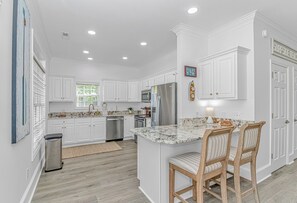 Private kitchen - Gorgeous 5-bdrm site 5713 Ocean Lakes 5/30-6/6, 6/6-6/13 available (Myrtle Beach)