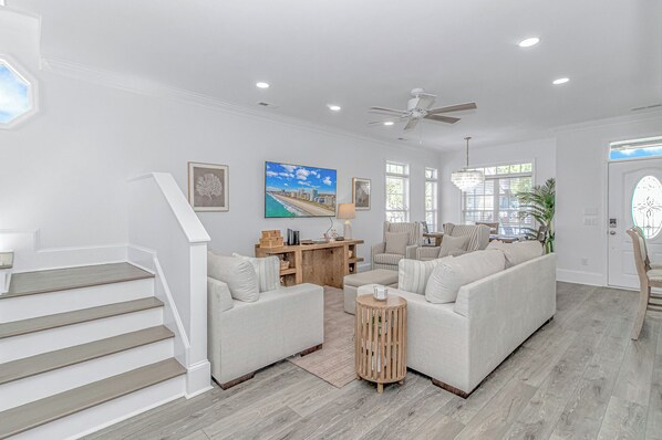 Living area - Gorgeous 5-bdrm site 5713 Ocean Lakes 5/30-6/6, 6/6-6/13 available (Myrtle Beach)