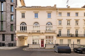 Exterior - Paddington 9-Bed 17-Guest Massive House w/Patio (London)
