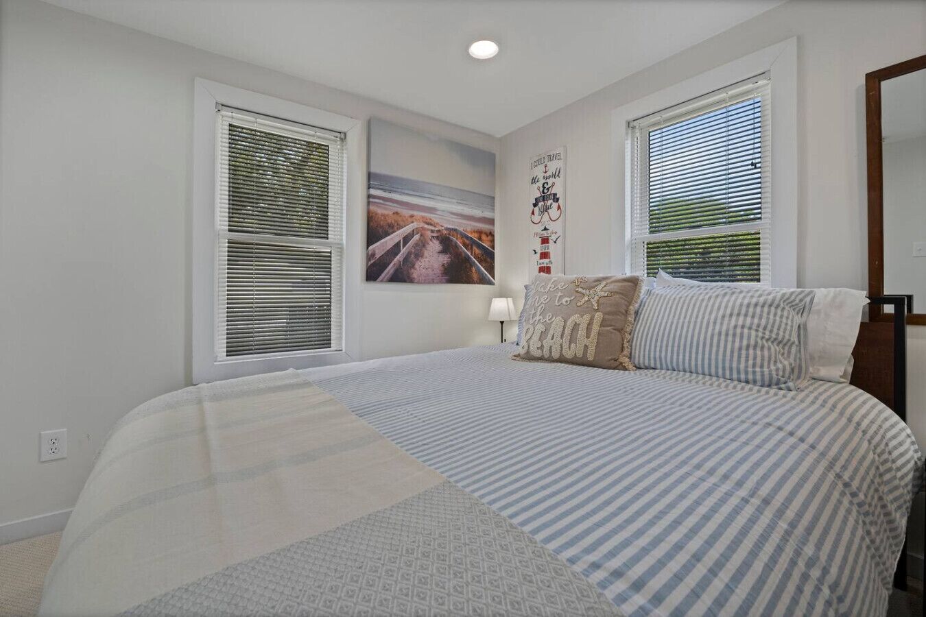 2 bedrooms, desk, WiFi, bed sheets
