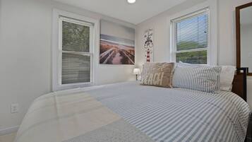 2 bedrooms, desk, WiFi, bed sheets