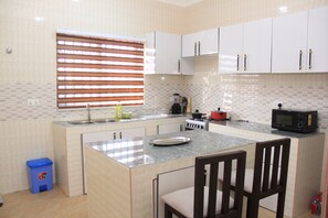 Private kitchen - This 2 Bedroom apartment is great for those visiting or working in Accra (Accra)