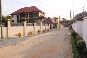 Property grounds - This 2 Bedroom apartment is great for those visiting or working in Accra (Accra)