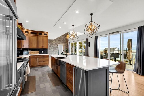 Lakefront Estate w/ Pool, Hot Tub & Harbor Views