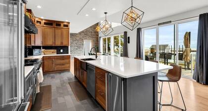 Lakefront Estate w/ Pool, Hot Tub & Harbor Views