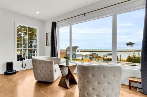 Lakefront Estate w/ Pool, Hot Tub & Harbor Views