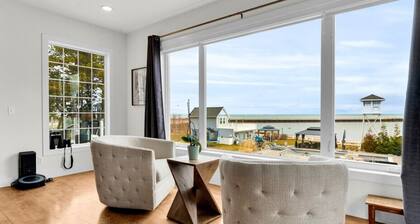 Lakefront Estate w/ Pool, Hot Tub & Harbor Views
