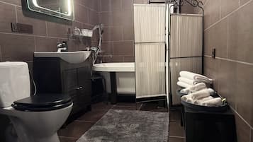 Comfort Apartment, Multiple Beds, Mobility Accessible, Kitchen | Bathroom