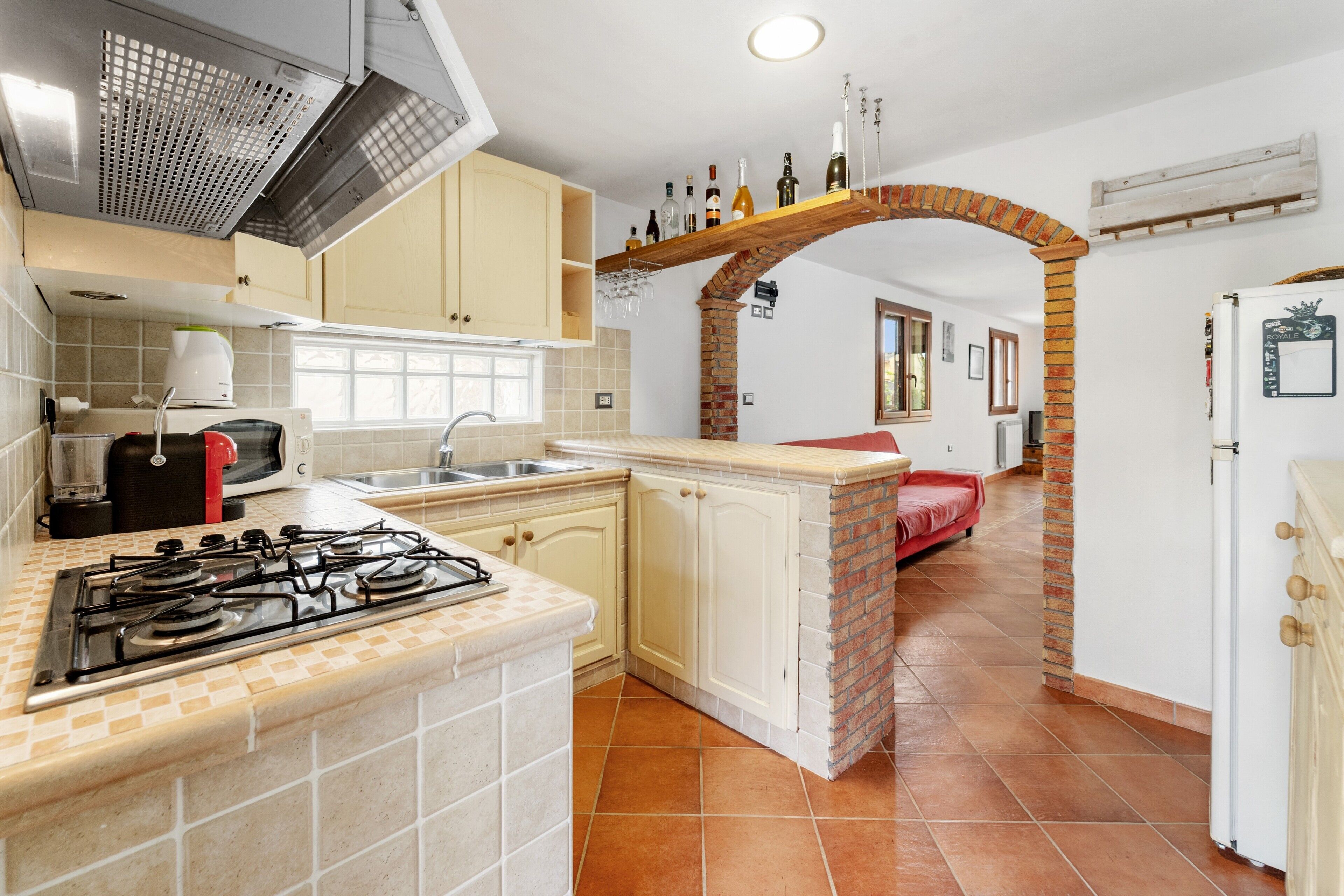 Frigorífico, microondas, horno y placa de cocina