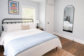 2 bedrooms, iron/ironing board, free WiFi, bed sheets - Historic Bungalow in East Downtown San Antonio (San Antonio)