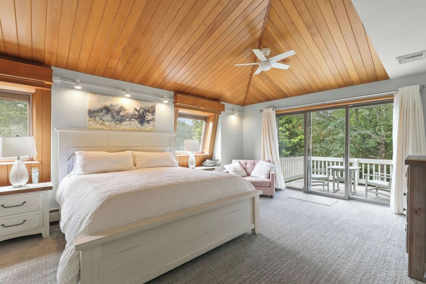 4 bedrooms, desk, iron/ironing board, WiFi