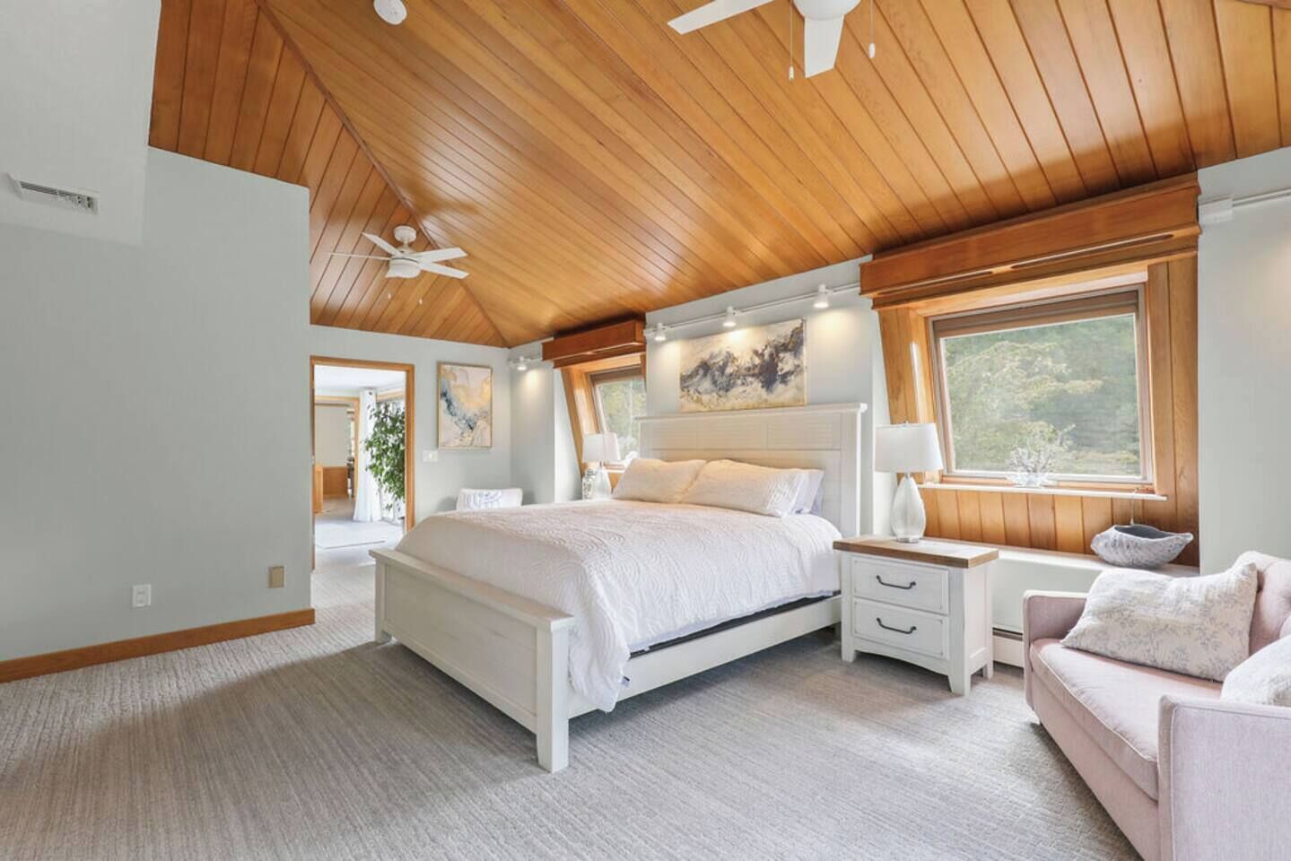 4 bedrooms, desk, iron/ironing board, WiFi