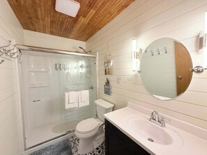 Shower, towels, shampoo - Cozy Cove Escape – Lakefront (Linn Creek)